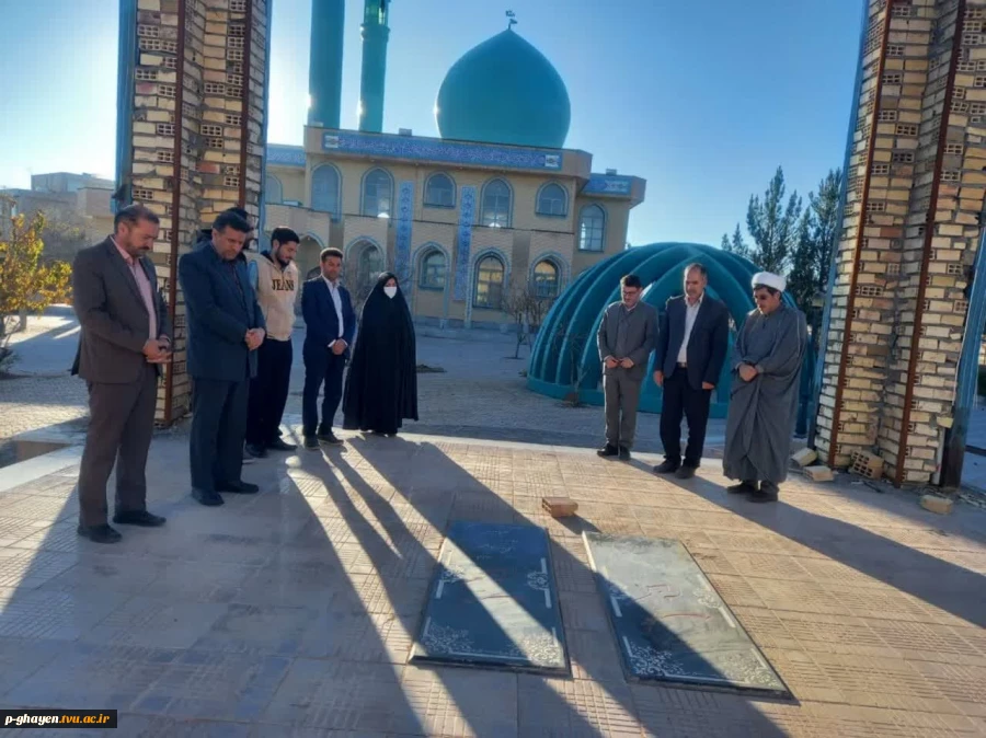 حضور کارکنان و دانشجویان دانشکده فنی و حرفه ای امام خمینی (ره) قاین به مناسبت هفته بسیج بر مزار شهدای گمنام دانشگاه آزاد اسلامی واحد قاینات . آذر 1401 2